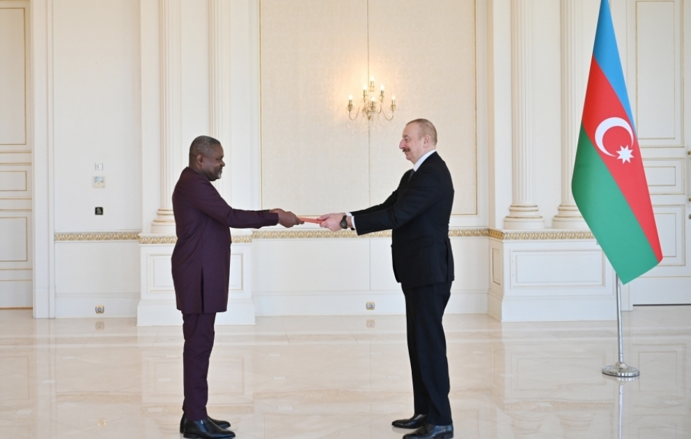 Le président Ilham Aliyev reçoit les lettres de créance du nouvel ambassadeur d’Angola en Azerbaïdjan