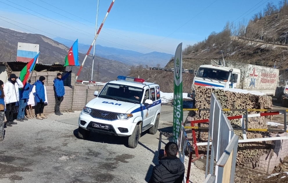 Un convoi de véhicules des soldats russes traverse la zone de manifestation pacifique