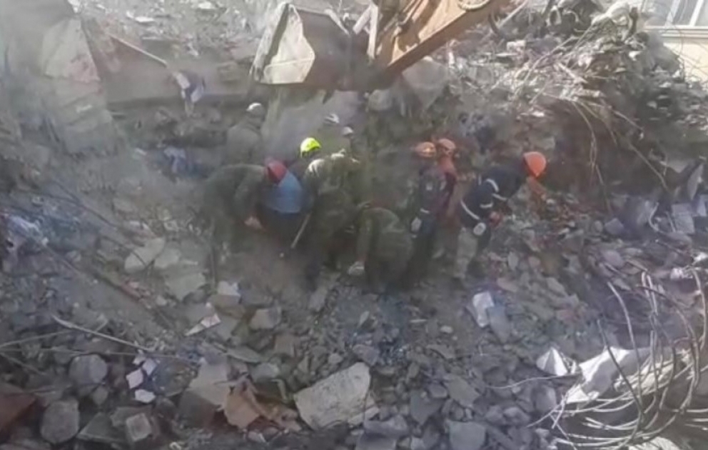 FHN-in xilasediciləri Türkiyədə dağıntılar altından 53 nəfəri sağ, 741 nəfərin isə cəsədini çıxarıblar