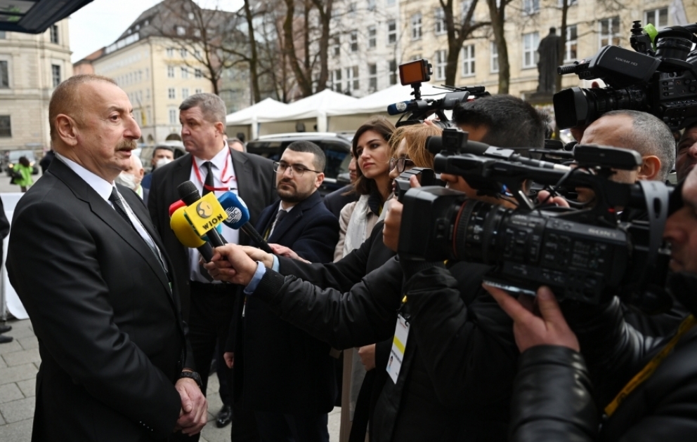Le président azerbaïdjanais accorde une interview à des chaînes de télévision