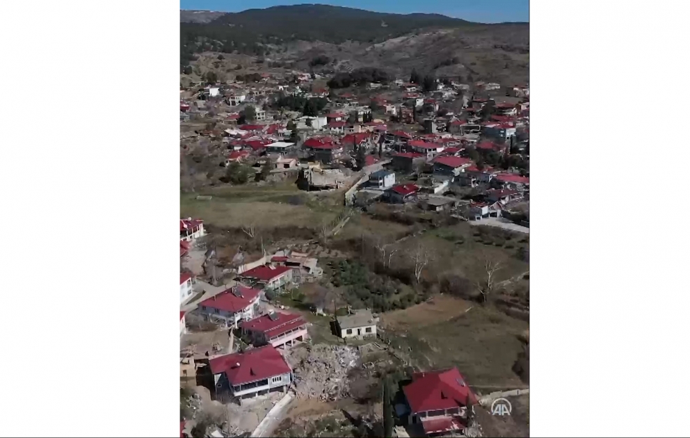 Zəlzələdən sonra ikiyə bölünən məkan