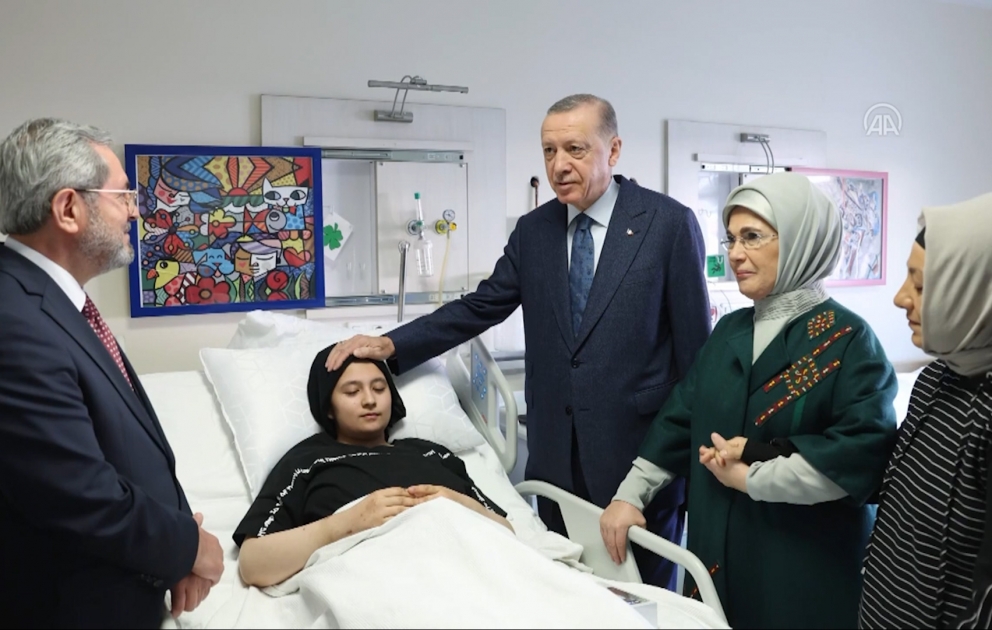 Türkiyə Prezidenti zəlzələdə zərər çəkənləri ziyarət edib
