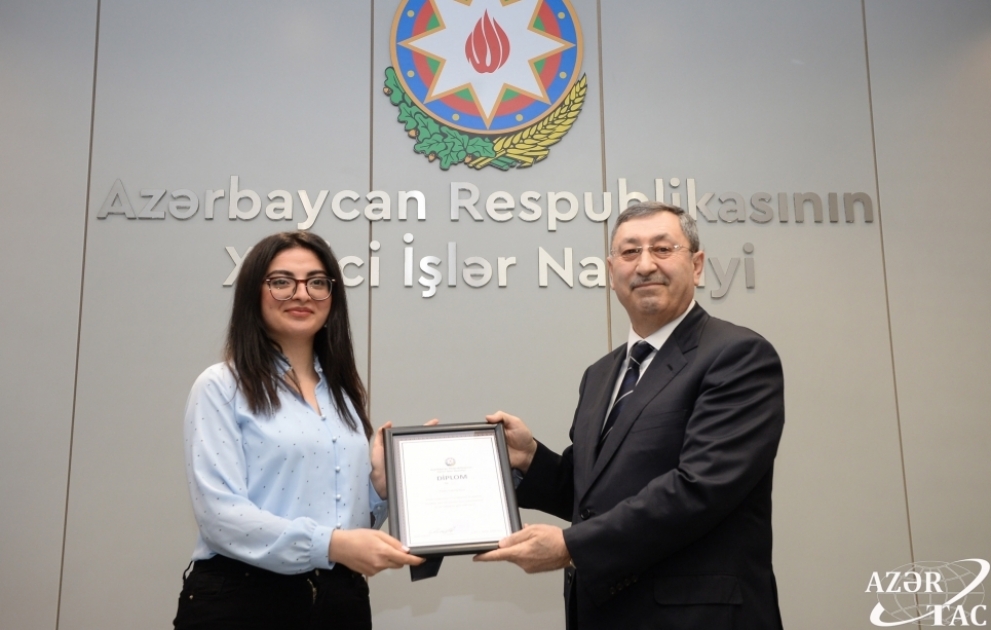 XİN-də esse müsabiqəsinin qalibləri mükafatlandırılıb