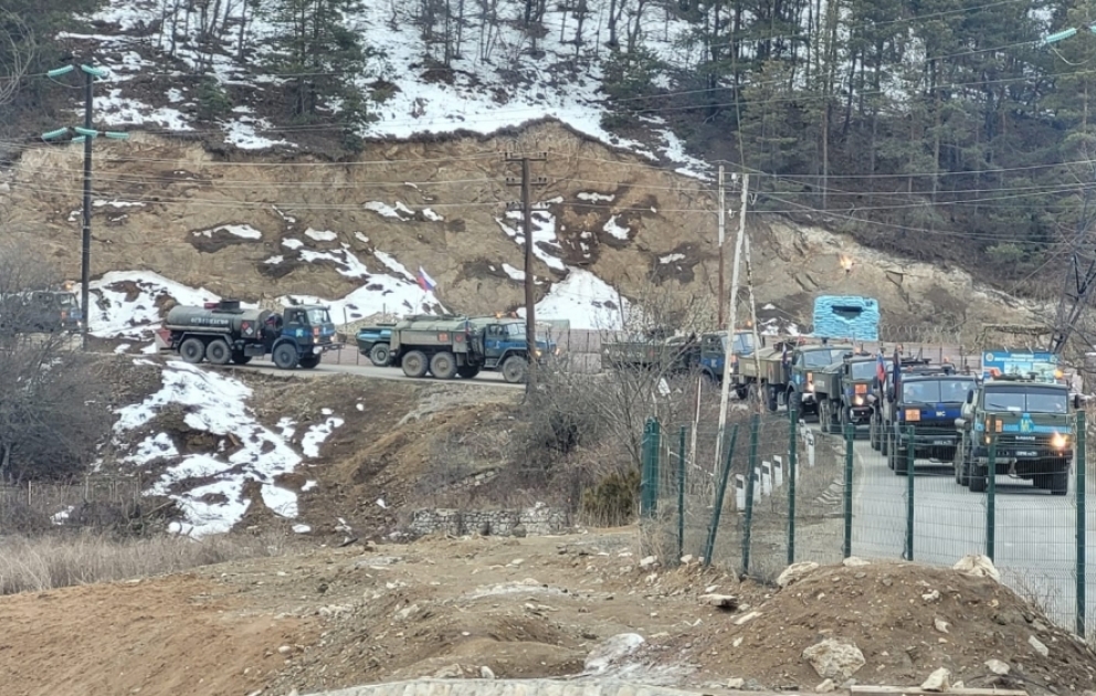 Lachin-Khankendi road: 11 more tank trucks of Russian peacekeepers move freely through protest area