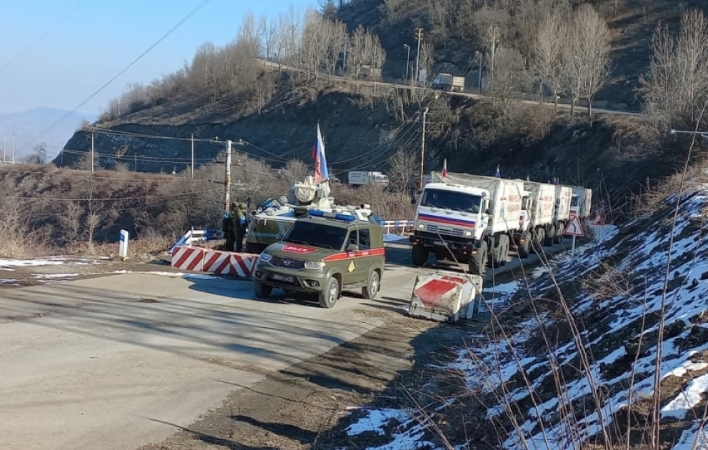 Sülhməramlıların avtomobil karvanının aksiya ərazisindən keçidi