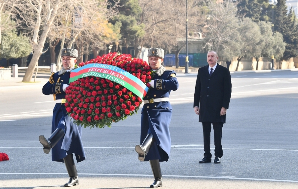 Le président Ilham Aliyev visite le monument érigé à la mémoire des victimes du génocide de Khodjaly