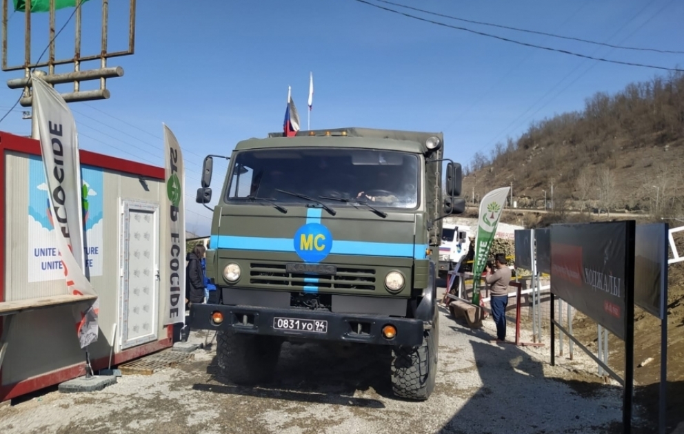 Ein weiterer Konvoi russischer Friedenstruppen fährt ungehindert Latschin-Khankendi Straße durch