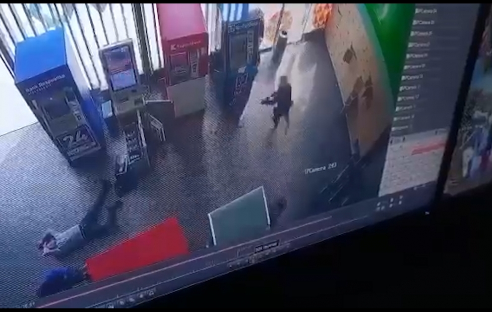 Один человек погиб при стрельбе в одном из маркетов Баку, двое ранены