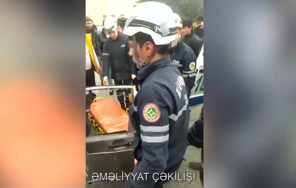 Avtomobildə sıxılı vəziyyətdə qalan vətəndaşlar xilas edilib
