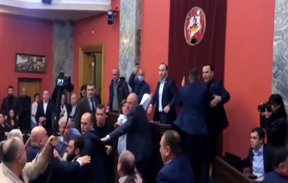 Gürcüstan parlamentində dava düşdü