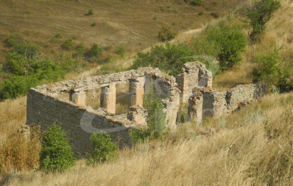 Aufnahmen des von Armenier zerstörten Dorfes Dalgilinjli des Rayons Kelbadschar