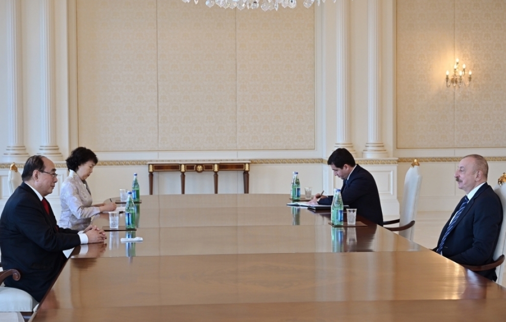 Präsident Ilham Aliyev empfängt den Sonderbeauftragten der chinesischen Regierung für europäische Angelegenheiten Wu Hongbo