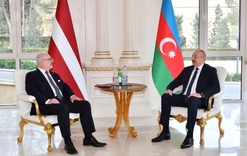 Präsident İlham Aliyev und Präsident von Lettland Egils Levits treffen sich in engem Kreis