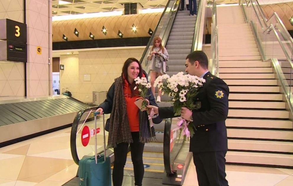 Ölkəmizə gələn qadın sərnişinlər Heydər Əliyev Beynəlxalq Aeroportunda çiçəklərlə qarşılanıb