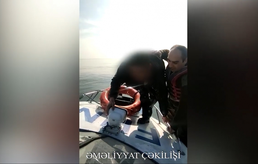 Водолазы спасли тонущего в море человека