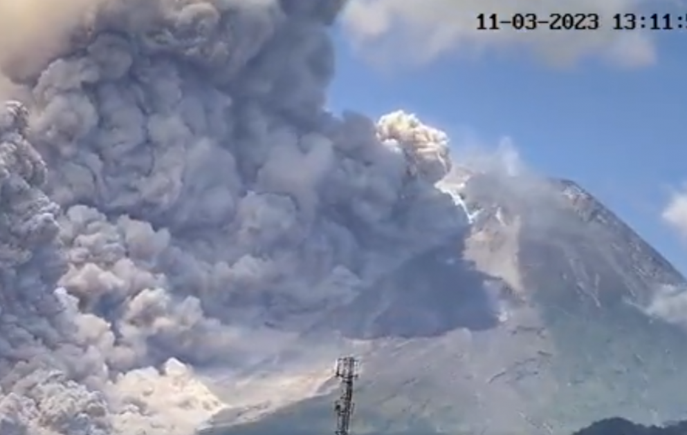 İndoneziyanın Yava adasında Merapi vulkanı oyanıb