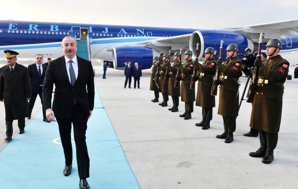 Präsident Ilham Aliyev zu Besuch in der Türkei eingetroffen