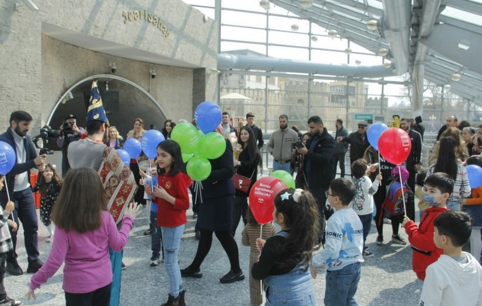 Metroda Novruz ab-havası