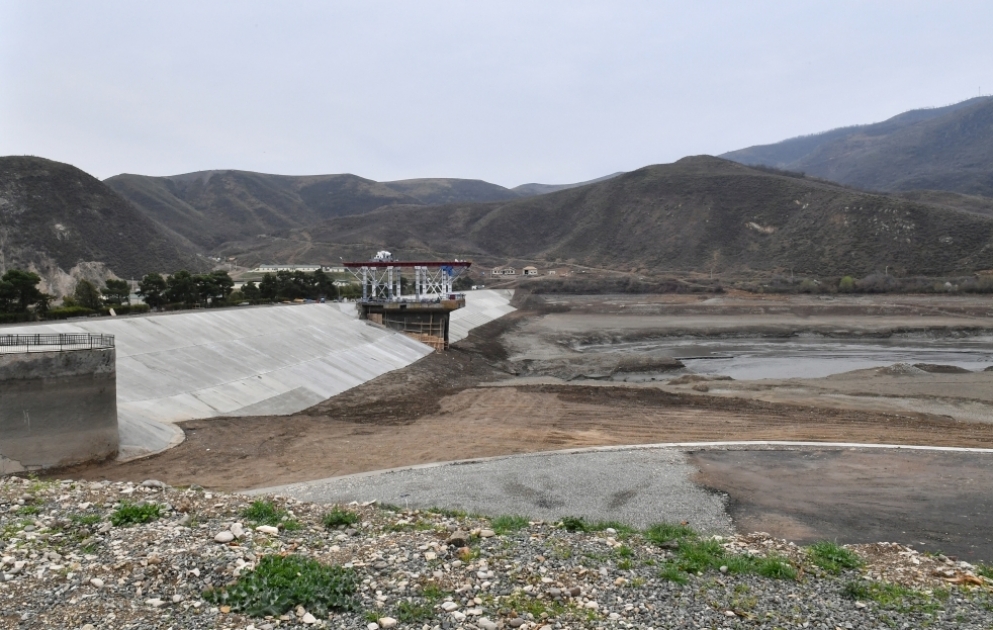 Le président azerbaïdjanais inspecte la rénovation fondamentale du barrage de Sougovouchan et du principal canal d’eau