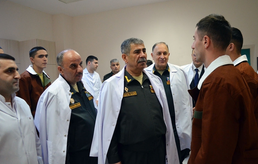 Müdafiə naziri Novruz bayramı münasibətilə hərbi hospitalı ziyarət edib