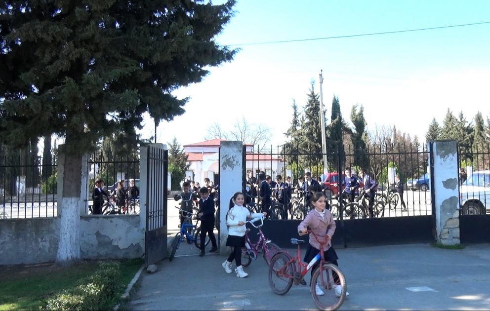 16 illik maraqlı ənənə – şagirdlər məktəbə velosipedlə gəlirlər