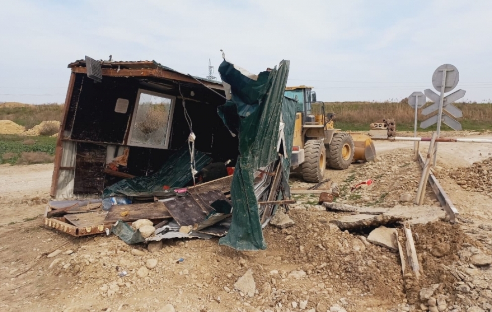 Şabranda qatarla traktor toqquşub