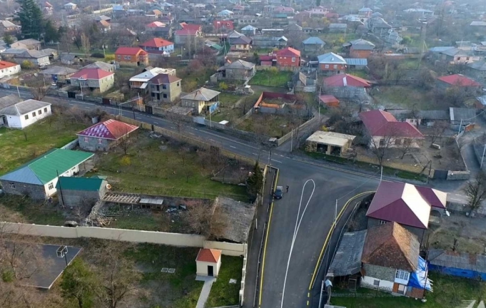 Qax rayonunun Qaxbaş kəndinin mərkəzi küçəsi yenidən qurulub