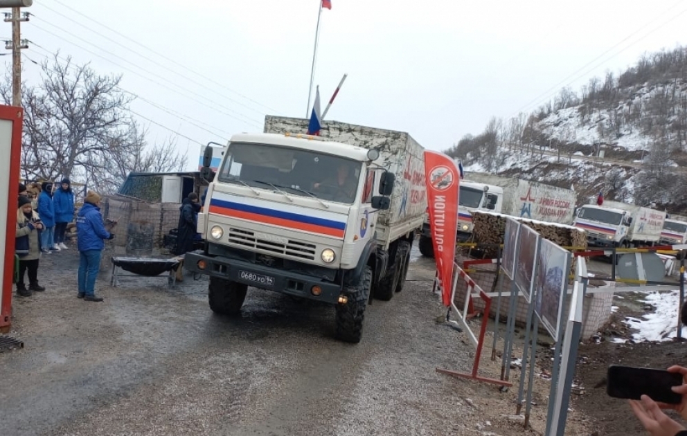 Un convoi de véhicules du contingent russe de maintien de la paix traverse la zone de manifestation