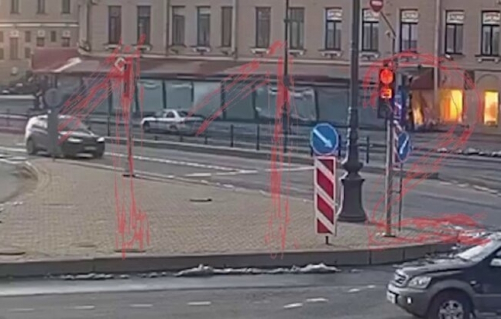 Момент взрыва в кафе на Университетской набережной в Петербурге