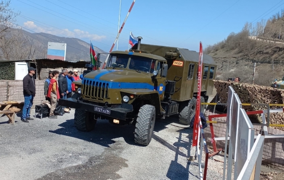 Autos mit armenischen Familien an Bord passieren Öko-Aktionsgebiet unbehindert