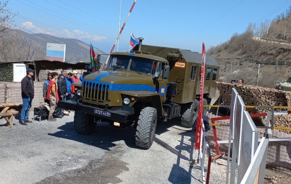 Familles arméniennes traversent sans encombre la zone de manifestation pacifique