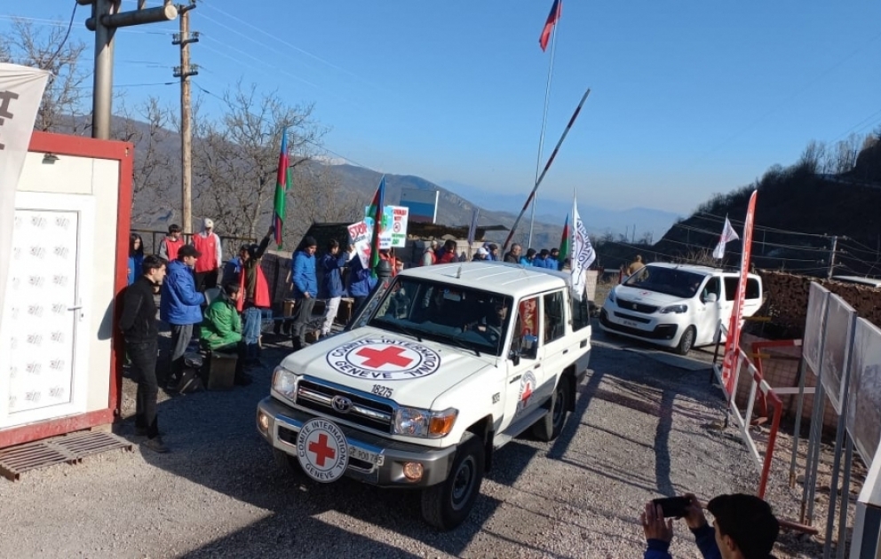 Neuf véhicules du CICR traversent la zone de manifestation pacifique
