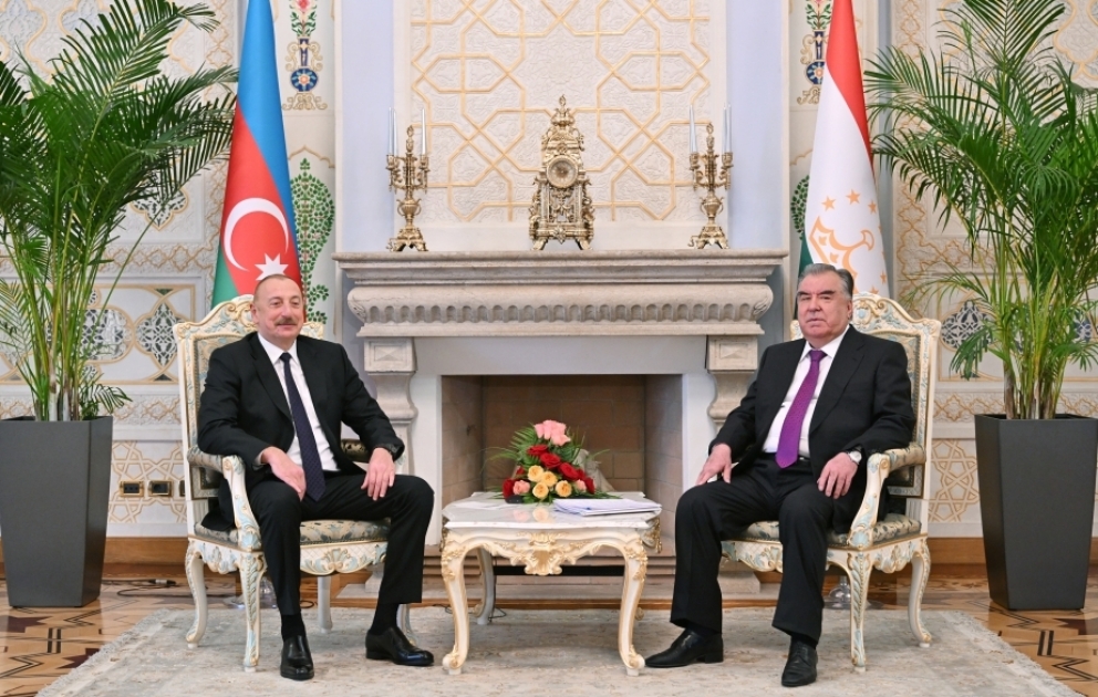 Präsident Ilham Aliyev und Präsident von Tadschikistan Emomali Rahmon treffen sich zu Vier-Augen-Gespräch in Duschanbe