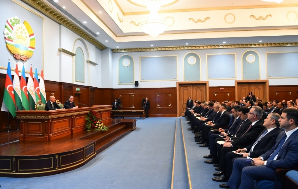 Duschanbe: Präsident Ilham Aliyev und Präsident Emomali Rahmon treten mit Erklärungen für Presse ab