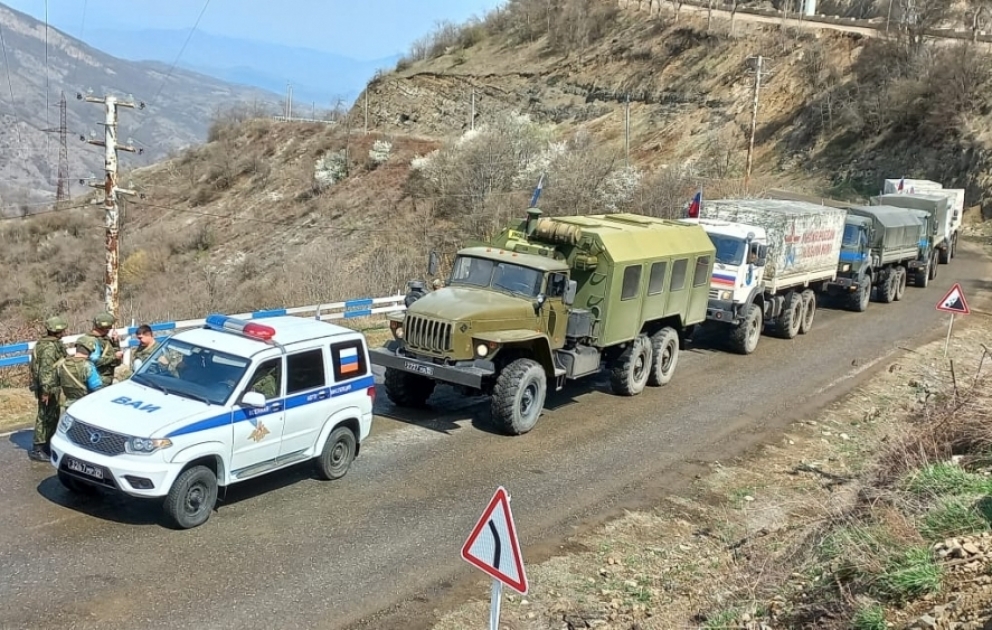 Un autre convoi de véhicules des soldats russes traverse la zone de manifestation pacifique