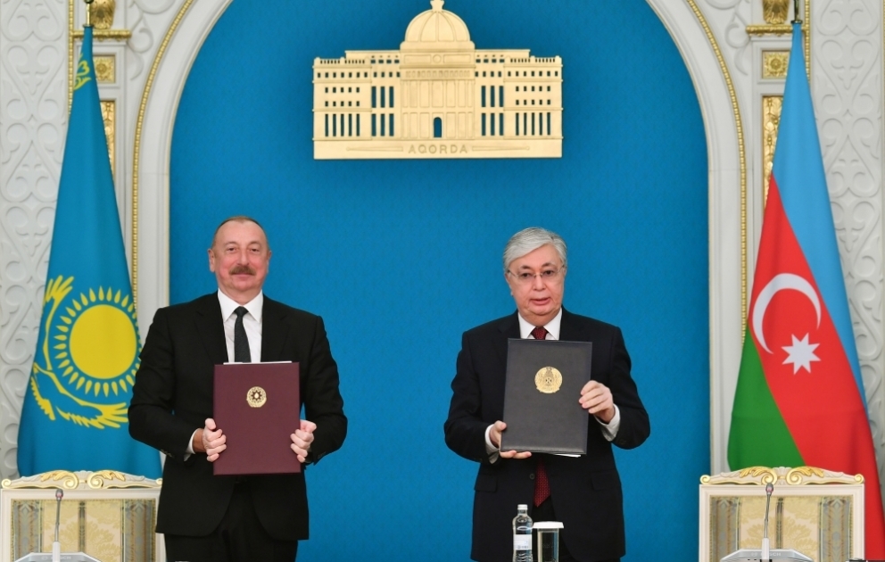 Aserbaidschan und Kasachstan unterzeichnen Dokumente