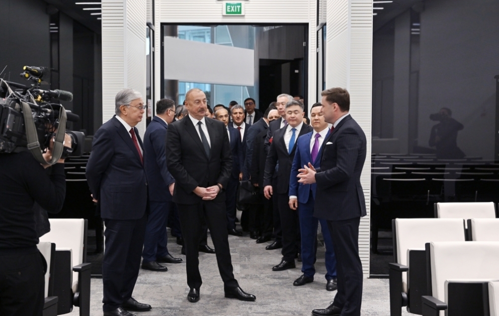 Les présidents azerbaïdjanais et kazakh visitent le Centre financier international d’Astana