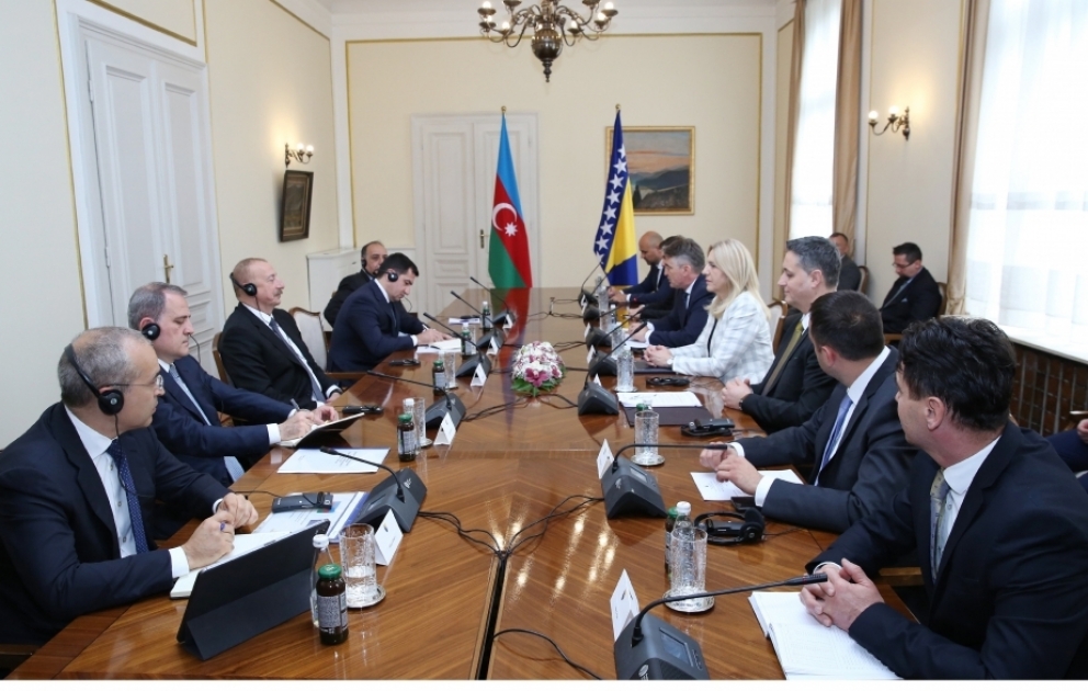 Prezident İlham Əliyevin Sarayevoda Bosniya və Herseqovinanın Rəyasət Heyətinin Sədri və üzvləri ilə geniş tərkibdə görüşü olub