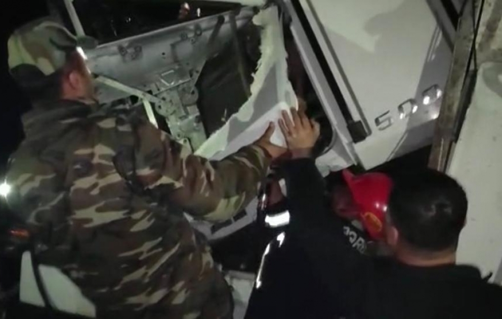 FHN avtomobildə sıxılı vəziyyətdə qalan sürücünü xilas etdi
