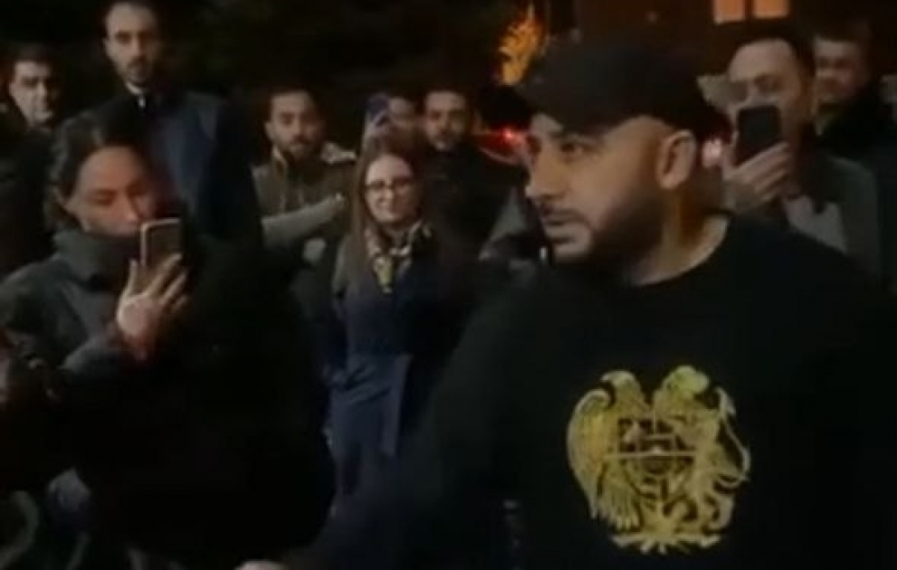 Azərbaycan bayrağını yandıran erməni milli qəhrəman kimi qarşılanıb