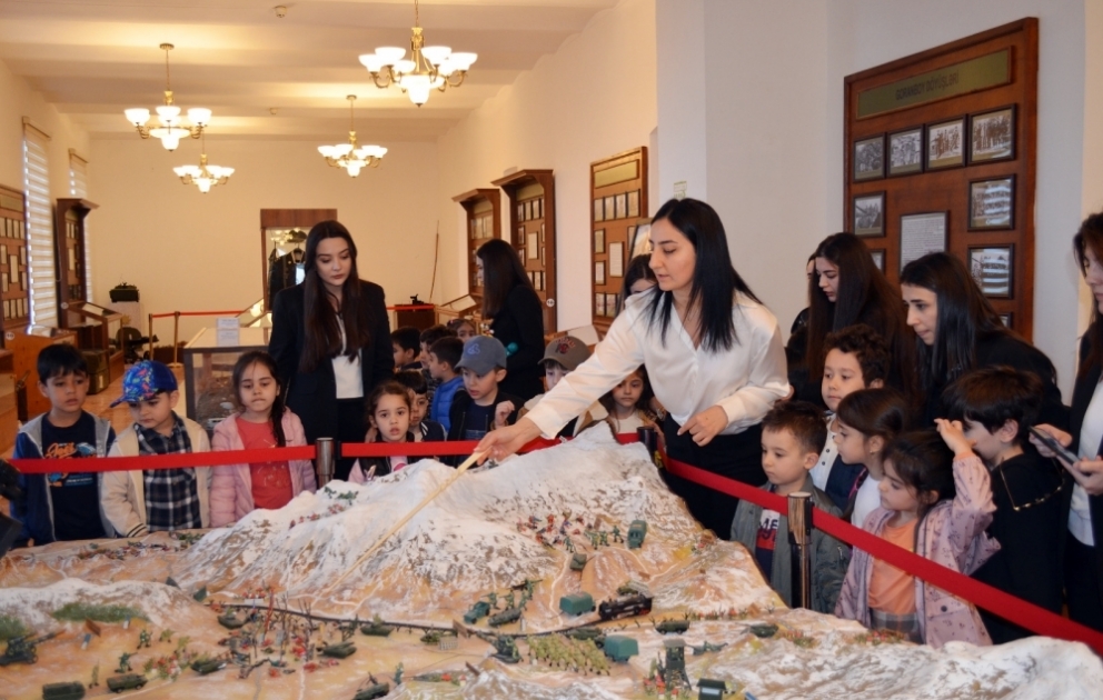 Hərb Tarixi Muzeyinin eksponatları balacaların böyük marağına səbəb olub