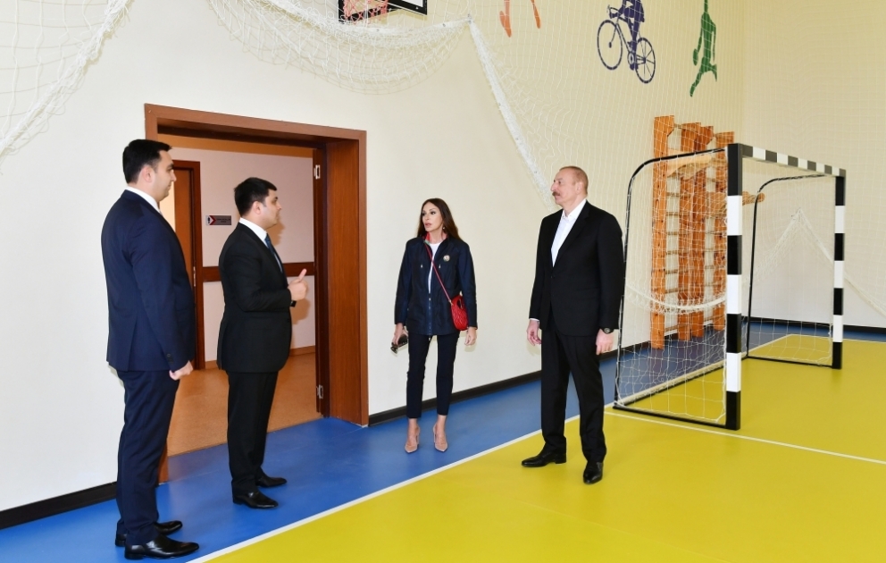 Präsident Ilham Aliyev und First Lady Mehriban Aliyeva machen sich mit neuem Schulgebäude im Rayon Nefchala vertraut