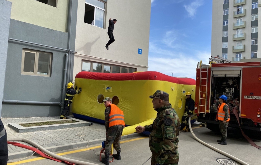FHN Yasamal yaşayış kompleksində təlim keçirdi