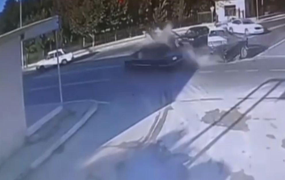 Bakıda ağır yol qəzası: Avtomobil ikiyə bölündü