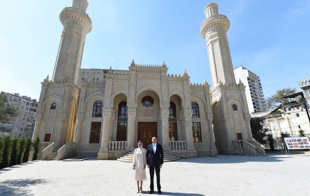 Präsident Ilham Aliyev und First Lady Mehriban Aliyeva besuchen Juma Moschee in Baku