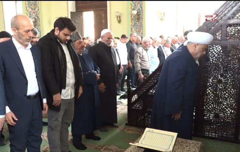 Təzəpir məscidində bayram namazı qılınır   CANLI