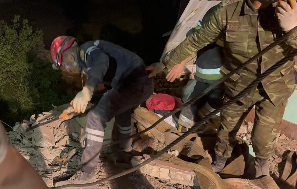 Biləsuvarda beşmərtəbəli binada partlayışdan sonra axtarış-xilasetmə əməliyyatı davam etdirilir