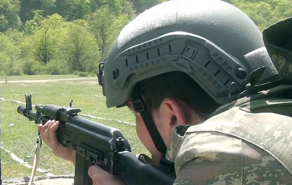 Hərbi vəzifəlilər praktiki atış çalışmalarını icra ediblər