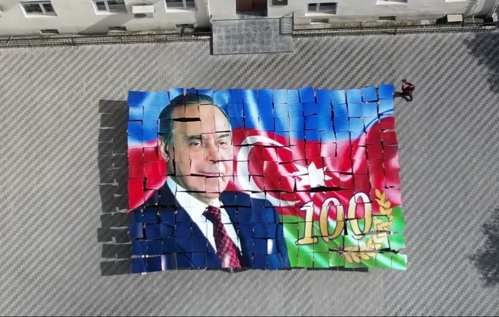 ADU-nun tələbələri “Heydər Əliyev-100” adlı fləşmob təşkil ediblər