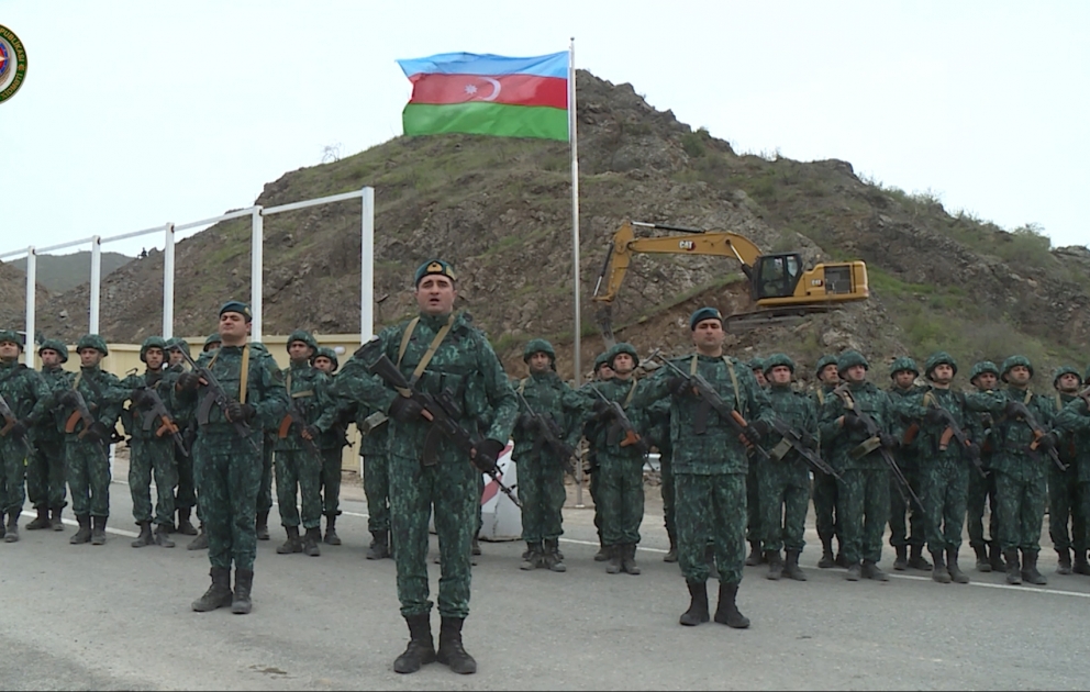 Le drapeau azerbaïdjanais hissé au poste de contrôle frontalier installé au début de la route Latchine-Khankendi